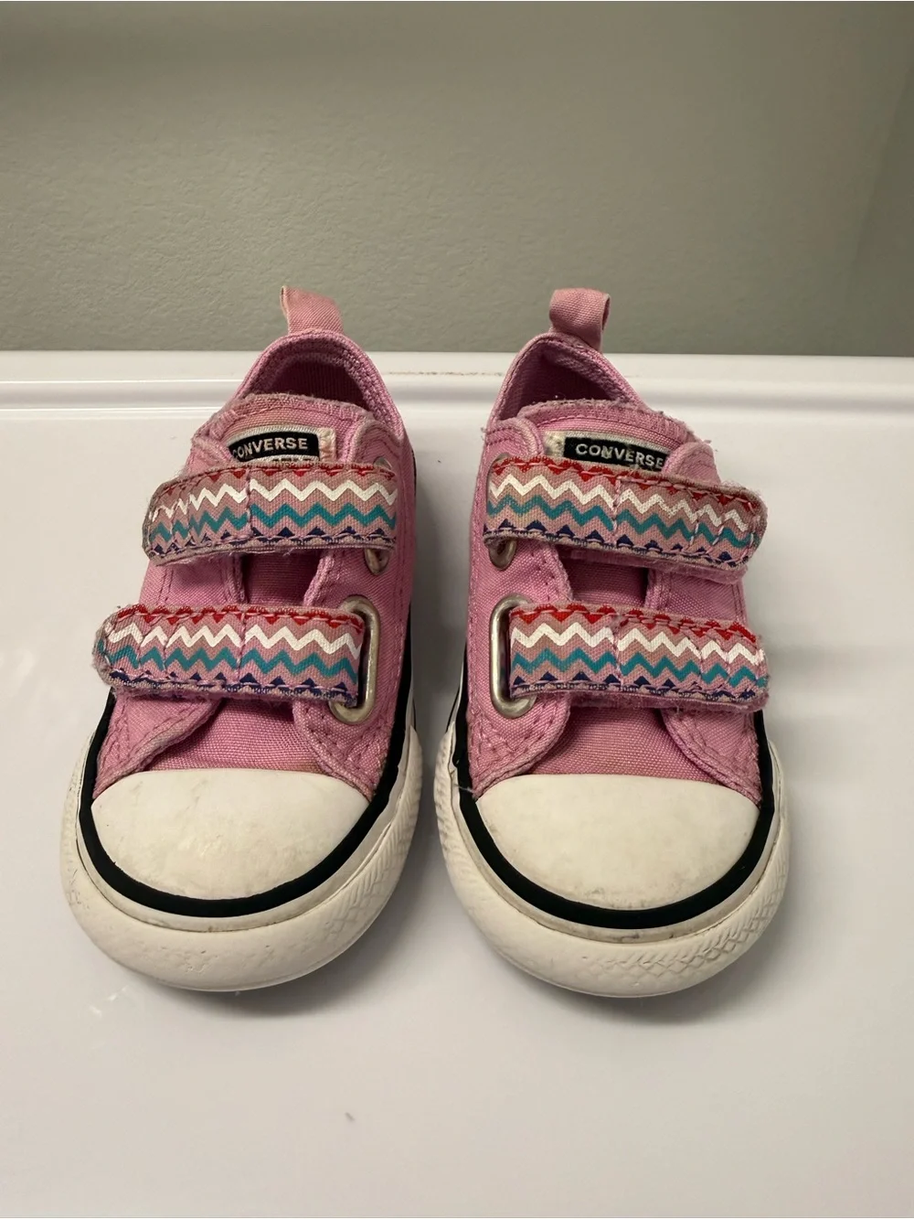 Converse Kids Pink Low-Top Sneakers with Multicolor Zigzag Straps